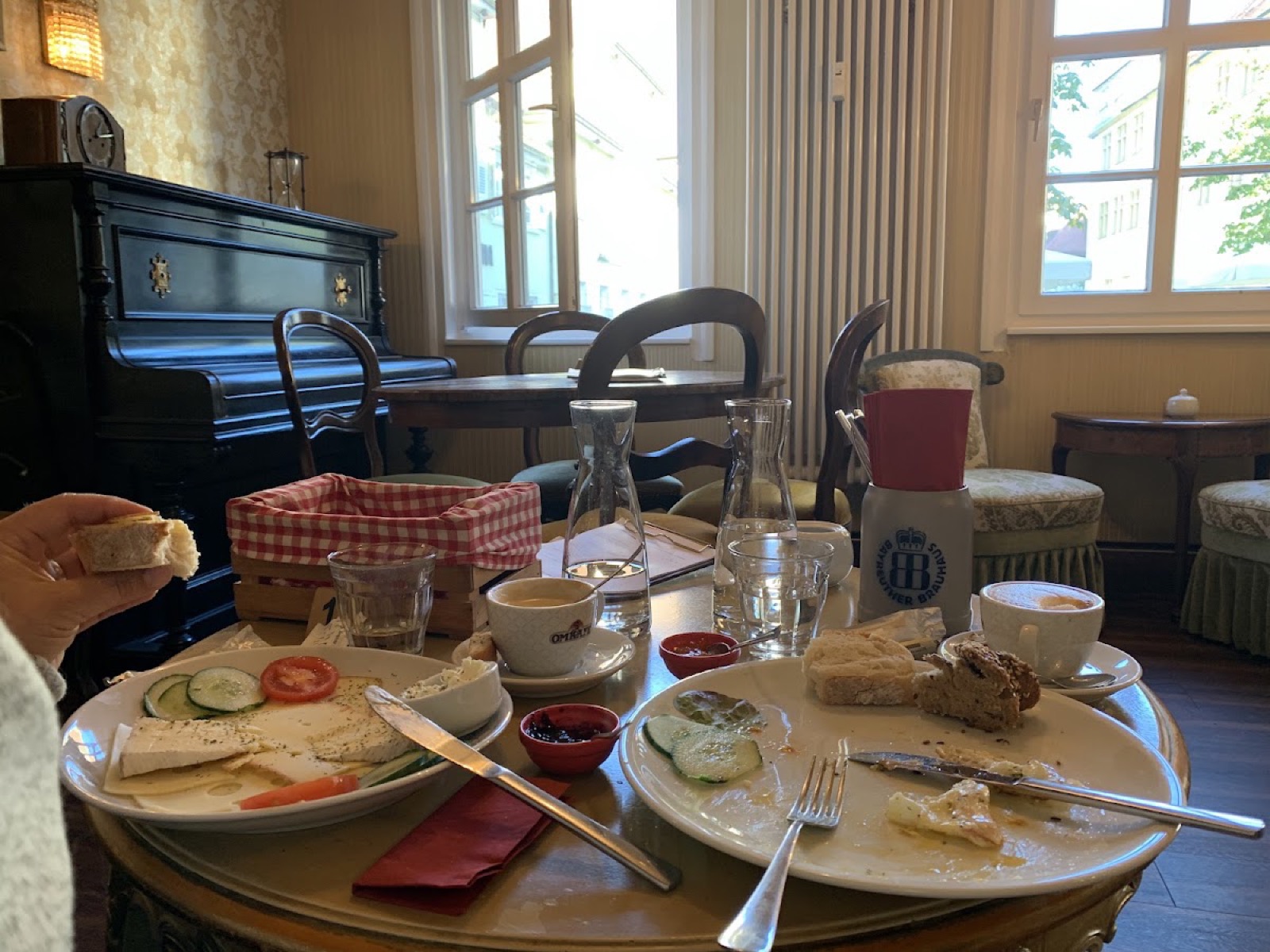 Frühstückstisch im Caffe Bozen mit Käse, Gemüse, frischem Brot und Kaffee