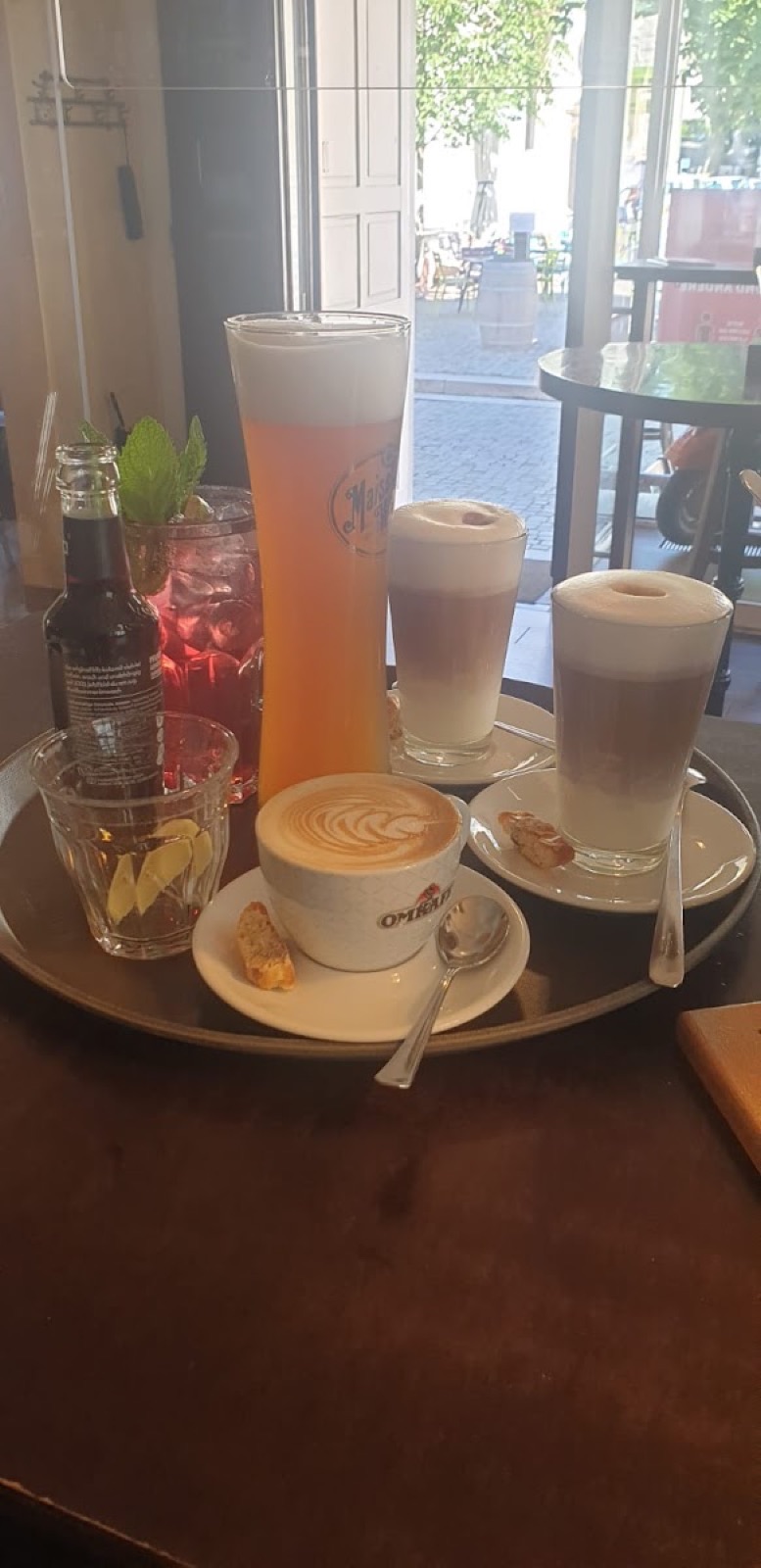 Cocktails, Bier und Kaffee auf einem Tablett im Caffe Bozen
